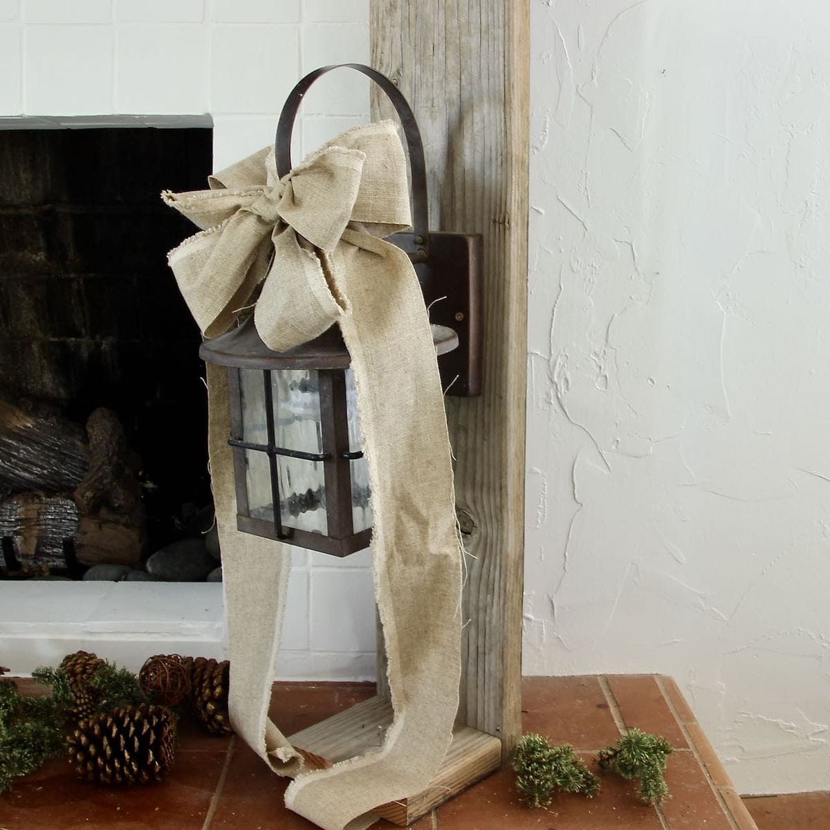 A linen bow is now added to the top of the lantern on the plank post