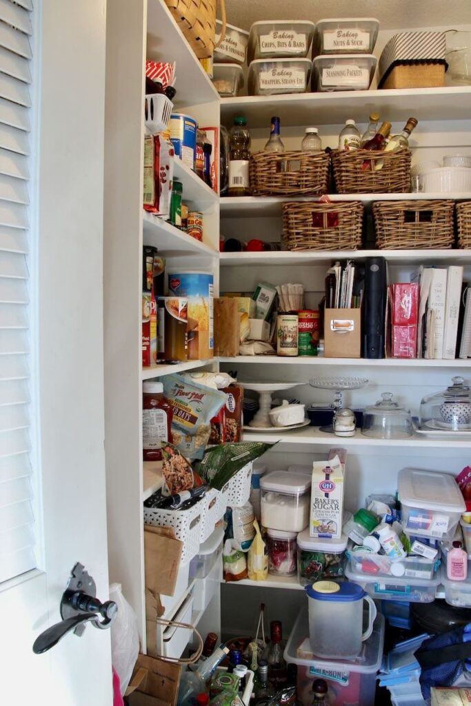 Corner Walk-In Pantry for Kitchen Storage