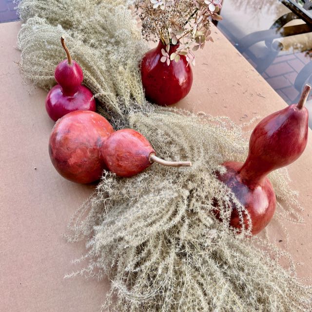 Gourds are added to the centerpiece nesteld on each side of the grass