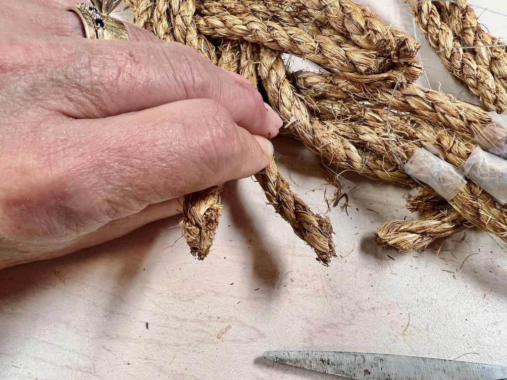 hand holding the ends of the rope showing the angle cuts